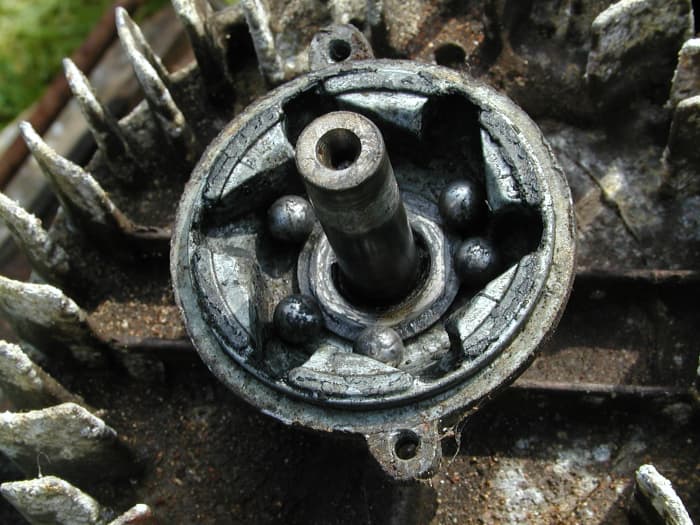 Remove the steel balls which form part of the ratchet mechanism. If they are rusted, clean them with fine wire wool and add a little light machine oil when replacing.