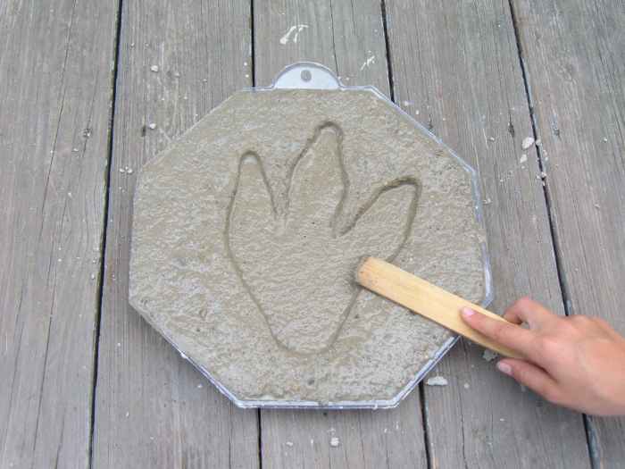 Jurassic Path: How to Make Stepping Stones With Dinosaur Prints - Dengarden