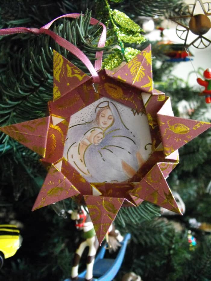 These ornaments make a lovely picture frame for hanging. Use a photo of friends or family in the center.