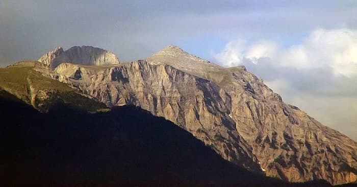 Mount Olympus with Stefani (Crown) Peak (2009m) and Mytikas peak behind it - view from Olympic Beach Edal - CC-BY-SA-3.0