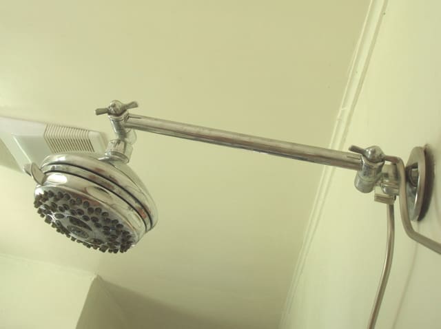 Note the two adjustable turnkey knobs. The one on the right lets you adjust the height.