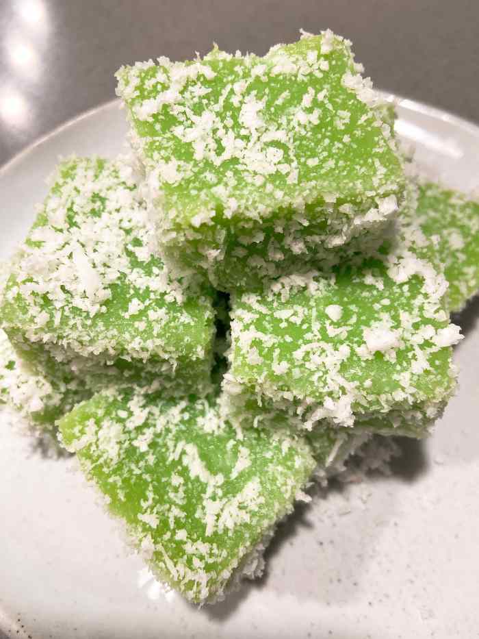 Kuih kaswi is one of my favorite traditional Malay delicacies.