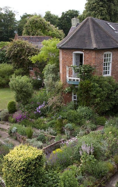 With its outdoor rooms in English style, Sissinghurst is well known for this design full of well-thought plantings.