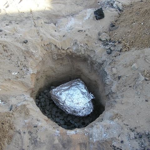 Acampar y la cena de Acción de Gracias no son mutuamente excluyentes. ¡Aprende a cocinar un pavo a fuego lento para que puedas celebrar las fiestas mientras lo haces!