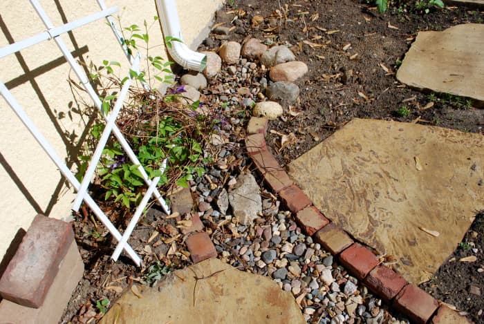 Edging combining rocks and pavers