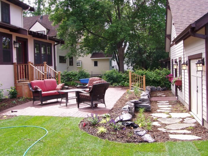 Flagstone and mulch pathway.