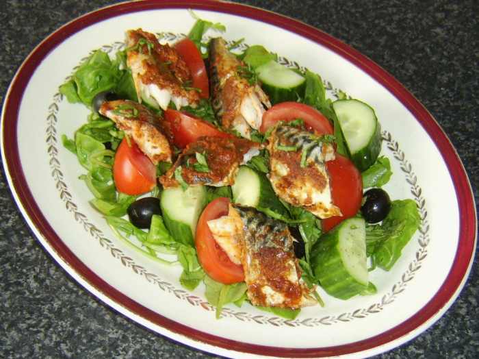 Mackerel in red pesto sauce with salad