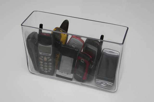 This article will provide some guidance on what options you have when it comes to safely disposing of old cell phones.