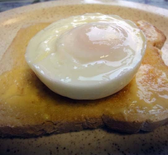 How To Poach The Perfect Egg 4 Ways Delishably 4832