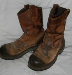 Old discarded boots or shoes are the base for your flower pot