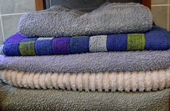  Wenn neue Handtücher wie Zuckerwatte an Ihnen haften, können alte Handtücher sehr beruhigend wirken.