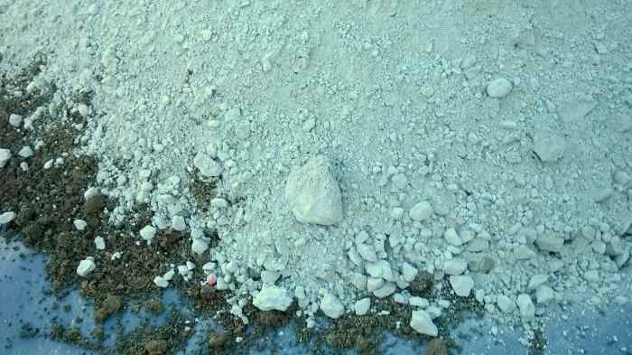 Crumble up any lumps of cement