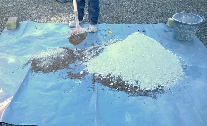 8 Steps To Mixing Concrete By Hand (for Beginners) - Dengarden