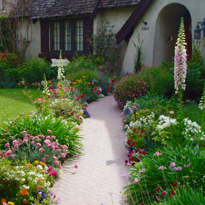 English Country Cottage––typified by a cluster of brightly colored, contrasting flowers of different heights mass-planted together.
