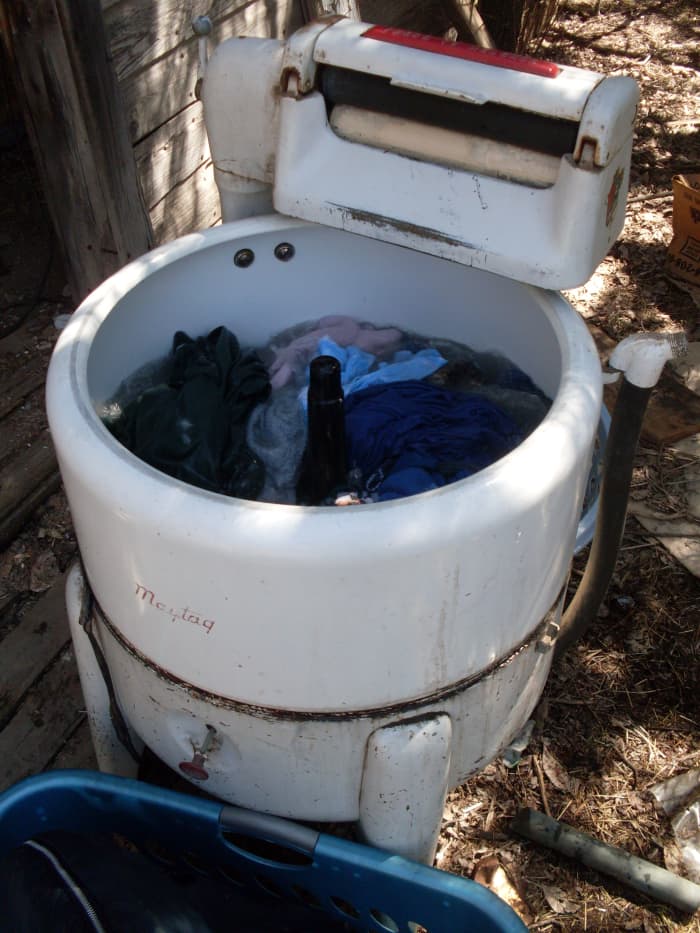 Fill your washer with 7 to 10 gallons of water. Position for easy access to water, if possible. Wringer washers tend to splash, so fill no more than half full. (The knob on the front of the tub starts the agitator.)