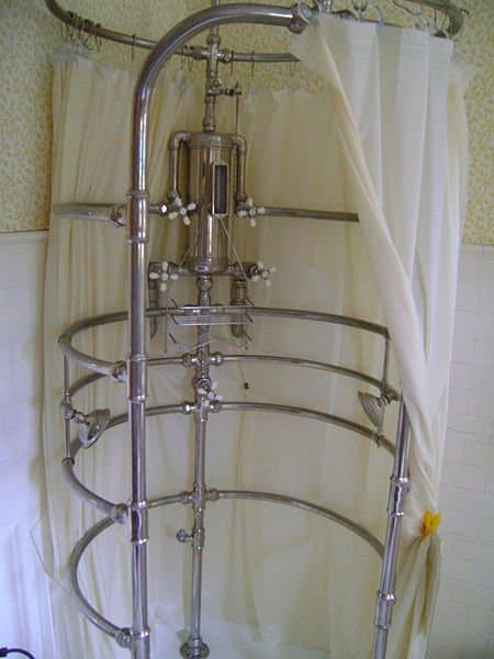 Rib shower at the Cartier Mansion in Ludington, Michigan (CC-BY-SA-3.0 | License migration redundant | GFDL | Self-published work)