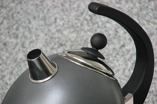 A kettle requires regular descaling if you have hard water. A plastic-free kettle is best to avoid plastic molecules ending up in your boiled water!