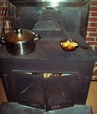 The house is starting to smell really yummy. On the right is my apple cider / orange peel / cinnamon / clove potpourri and on the left is dinner.