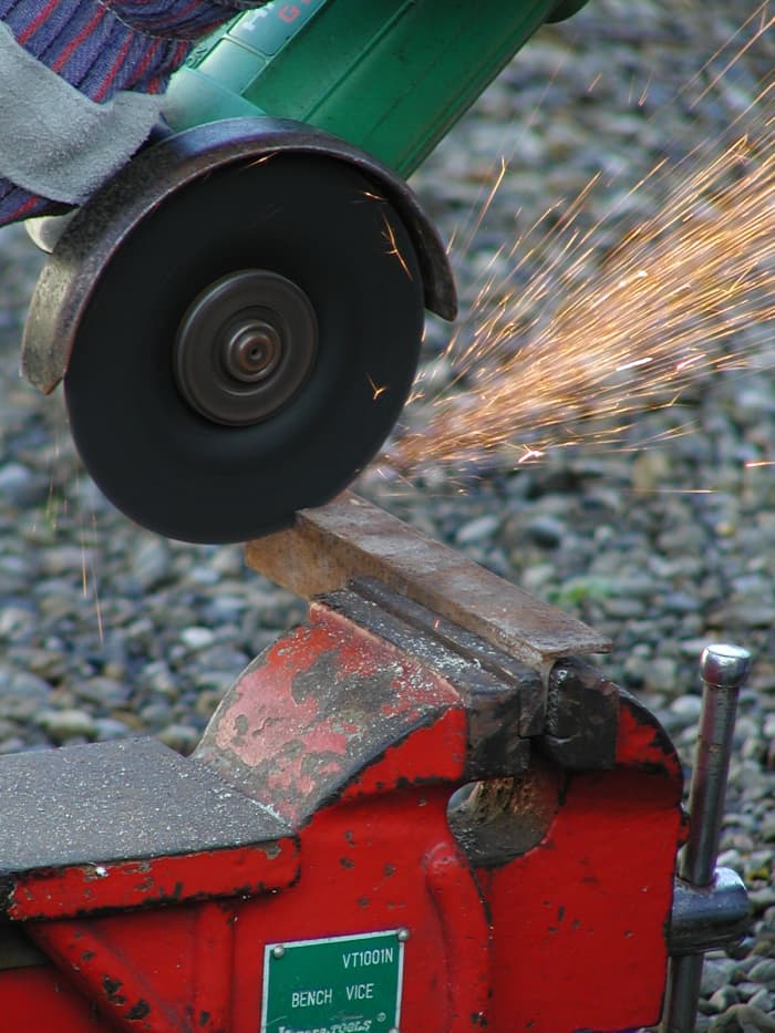 Clamp the workpiece firmly in a vice and start cutting from the back. Small pieces should always be held in a vise or clamped while cutting, otherwise they can go flying! Direct sparks backwards.