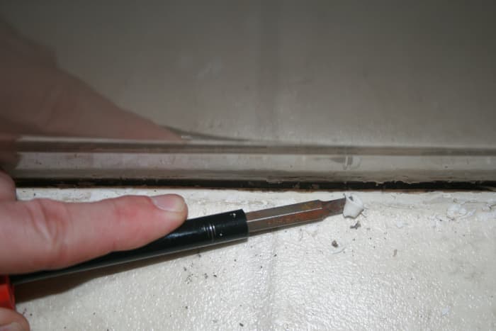 How to Remove Caulk the Neat Way (With Photos) - Dengarden