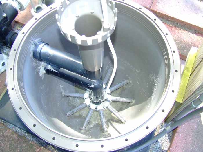 Be careful not to damage the fingers with the shovel.