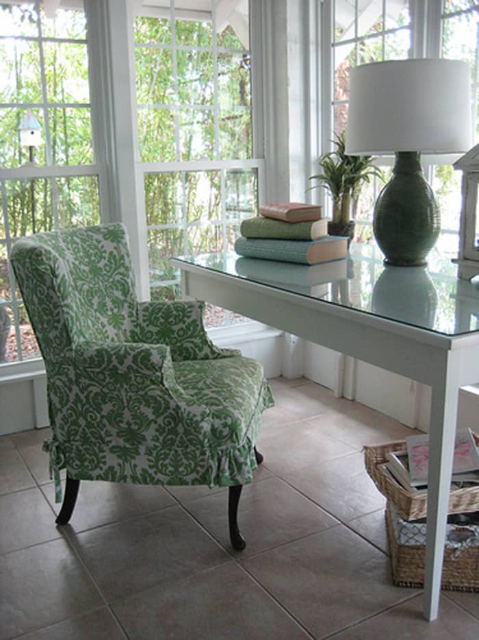 dette slipcovered stol og ren hvit malt skrivebord skape en hage hytte følelse.