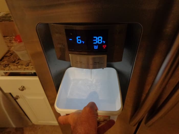 How to Change the Water Filter in a Samsung Twin-Door ...