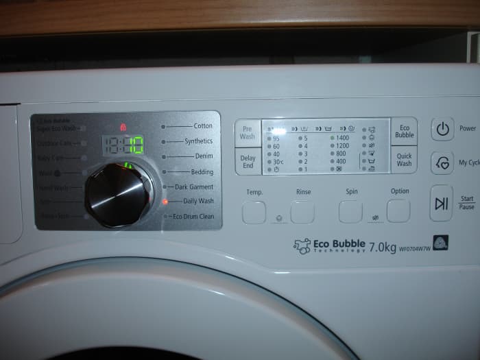 Samsung Control Panel—at first glance this seems complex but in fact the controls are clear and simple to use.