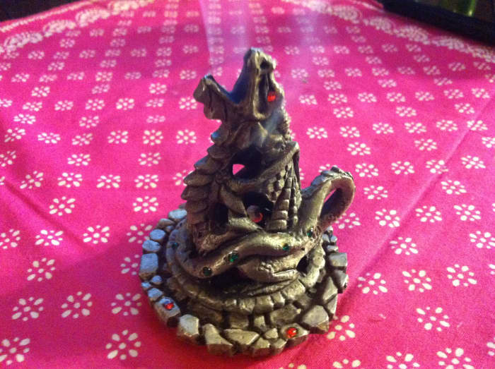 Ce brûleur de dragon en étain semble respirer de la fumée lors de la combustion d'encens conique.'s breathing smoke when burning cone incense.