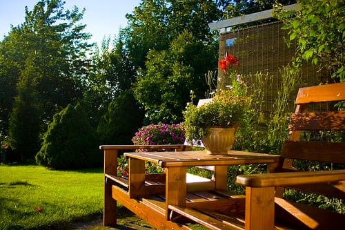  N'oubliez pas l'extérieur lorsque vous rénovez ou rénovez. Les jardins, les porches, les patios et les terrasses ajoutent une grande valeur à la convivialité de tout votre espace.