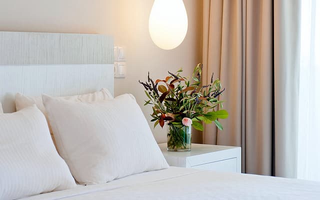 A good feng shui bedroom will promote a harmonious flow of good energy to relax, heal and de-stress. This can improve your health and vitality.