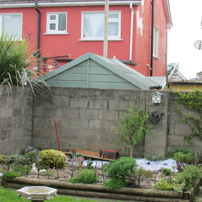 Adding the undercoat to a concrete wall