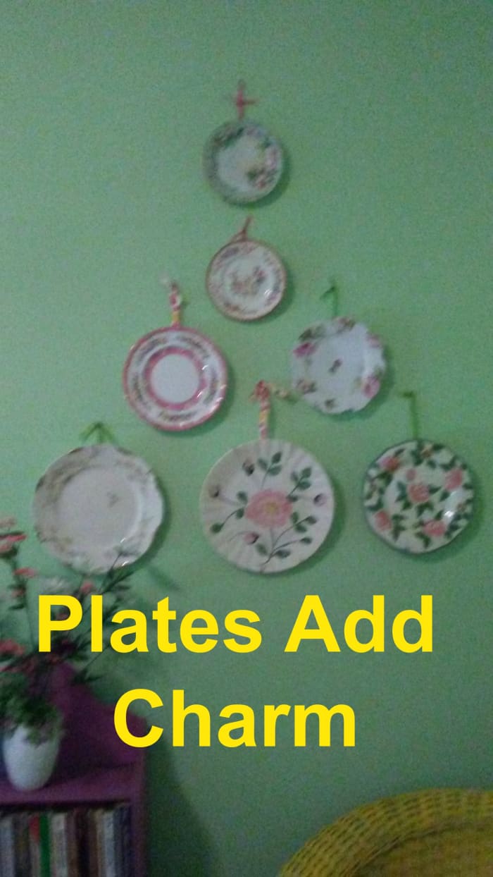 Hanging plates Is an easy and inexpensive way to personalize your home in Cottage Style. Group plates according to color to create a peaceful, cohesive vibe.