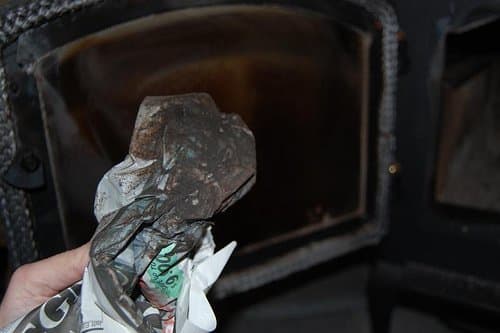 When the newspaper turns black and becomes dirty, discard that piece and repeat the process with a new piece of newspaper.
