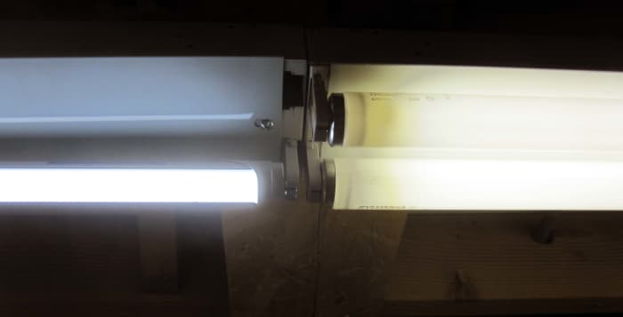 Here you see my single installed LED tube light, on the left, and on the right, two T8 fluorescent tube lights. Even just one LED tube light is comparable in brightness to two fluorescent tube lights.