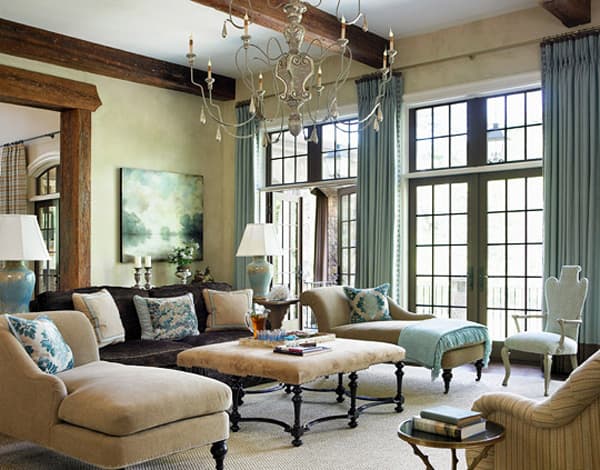 Traditional decorating depends on quintessential furniture pieces, symmetrical arrangements, and a rich color palette.