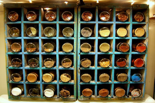Keep your spices organized and easily accessible with this vintage soda crate that has created a clever kitchen spice storage solution.