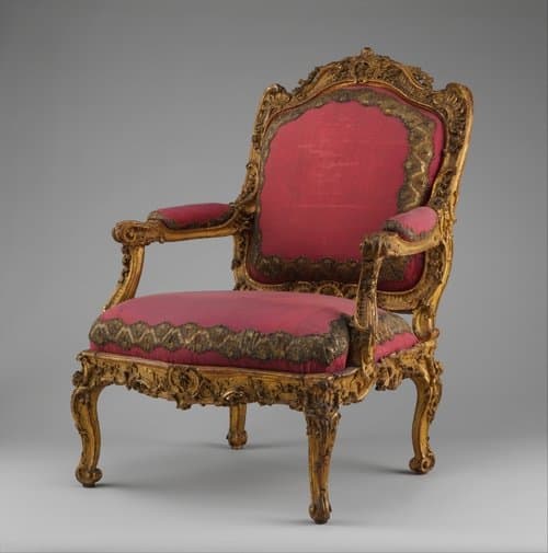 This Louis XV "fauteuil" armchair can be dated back to the 18th century.