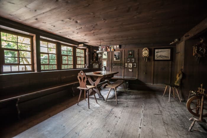 The roots of this style can be found in the interiors of the houses in the Black Forest Open Air Museum as well.