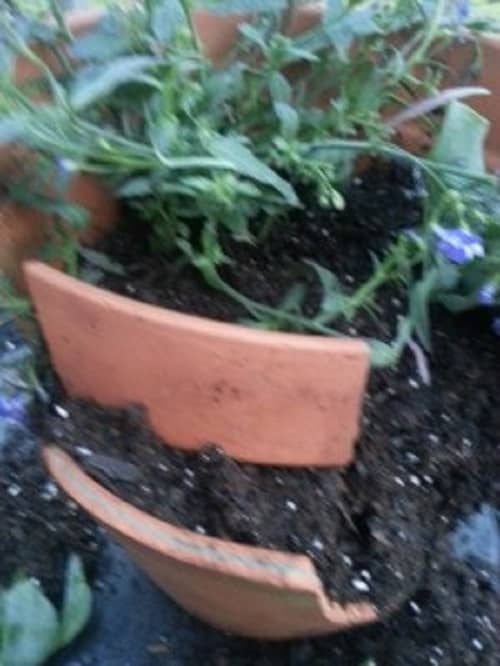 I used a large broken piece here to create a decorative wall in the garden.