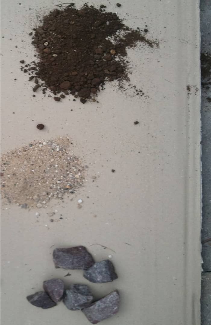 粗い砂と石の層は、土壌に排水性を追加します。 