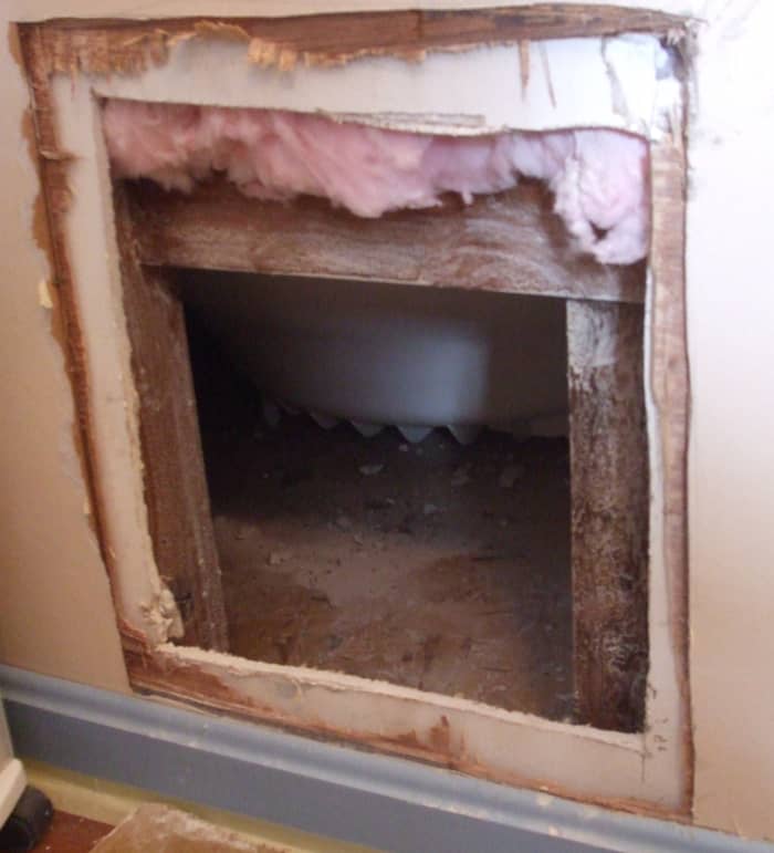 A more distant view. One can see where the interior wall insulation ends and then: nothing. No insulation.