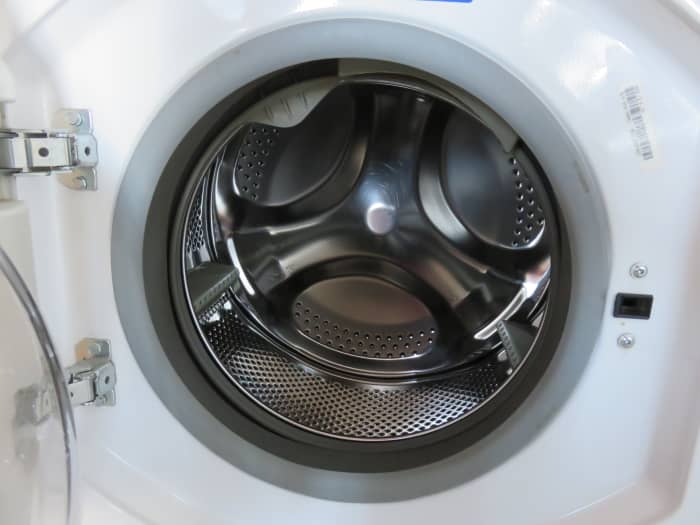 A água presa no interior da junta da máquina de lavar que encoraja o bolor a crescer.