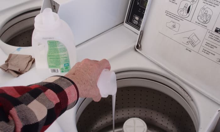 jeg foretrekker flytende vaskesåpe, som jeg legger til litt natron for å myke klær-mer for hvite, mindre for farget.