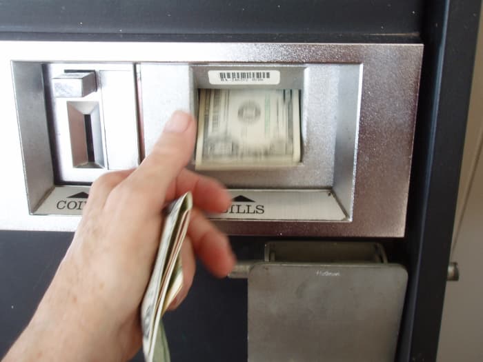 これらのマシンに新しいドルを受け入れるようにするトリックがあります。 あなたはあなたの手でドルをクランチし、それをより柔軟にして、再びそれを滑らかにする必要があります。 あなたは四半期に戻ってそれをすべて取得しますので、あなたはまた、insert10法案を挿入したくありません。div>'s a trick to getting these machines to accept newer dollars. You have to crunch the dollar up in your hand and smooth it out again, making it more pliable. You also don't want to insert a $10 bill, because you'll get it all back in quarters.