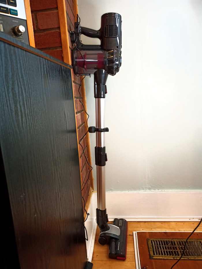 Review of the Roomie Tec Cordless Stick Vacuum Dengarden