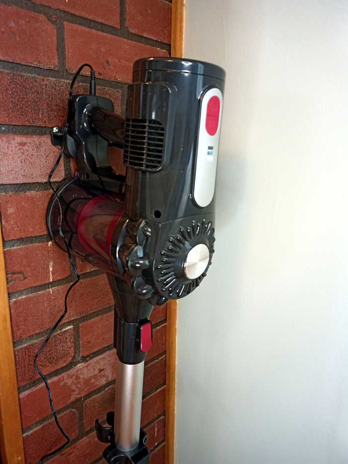 Review of the Roomie Tec Cordless Stick Vacuum Dengarden