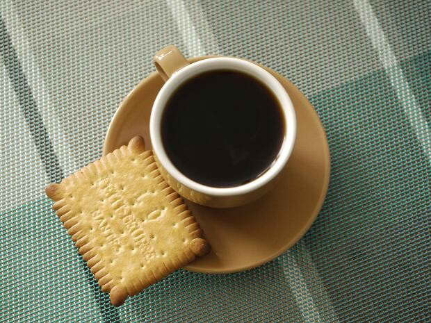 Coffee may increase ulcer pain, although this is a controversial idea. Foods and beverages should be avoided only if a person finds that they worsen pain.