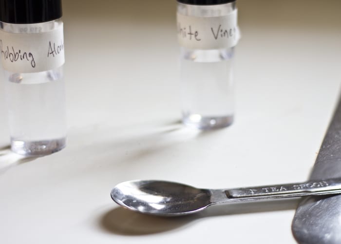 Mixing a solution of white vinegar and rubbing alcohol is a good home remedy for the itch in your ears.