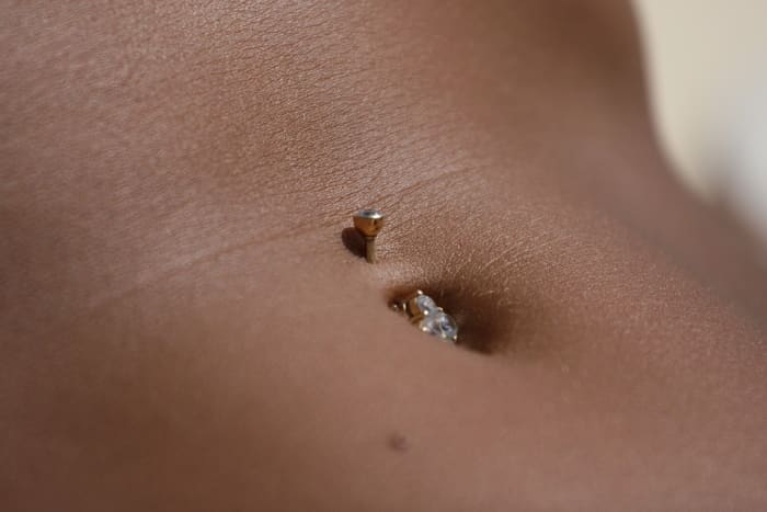 If your body does something unexpected, it's often a sign that something's wrong. Belly button discharge is a highly unusual condition. Therefore, it's instructive to examine this situation more closely.